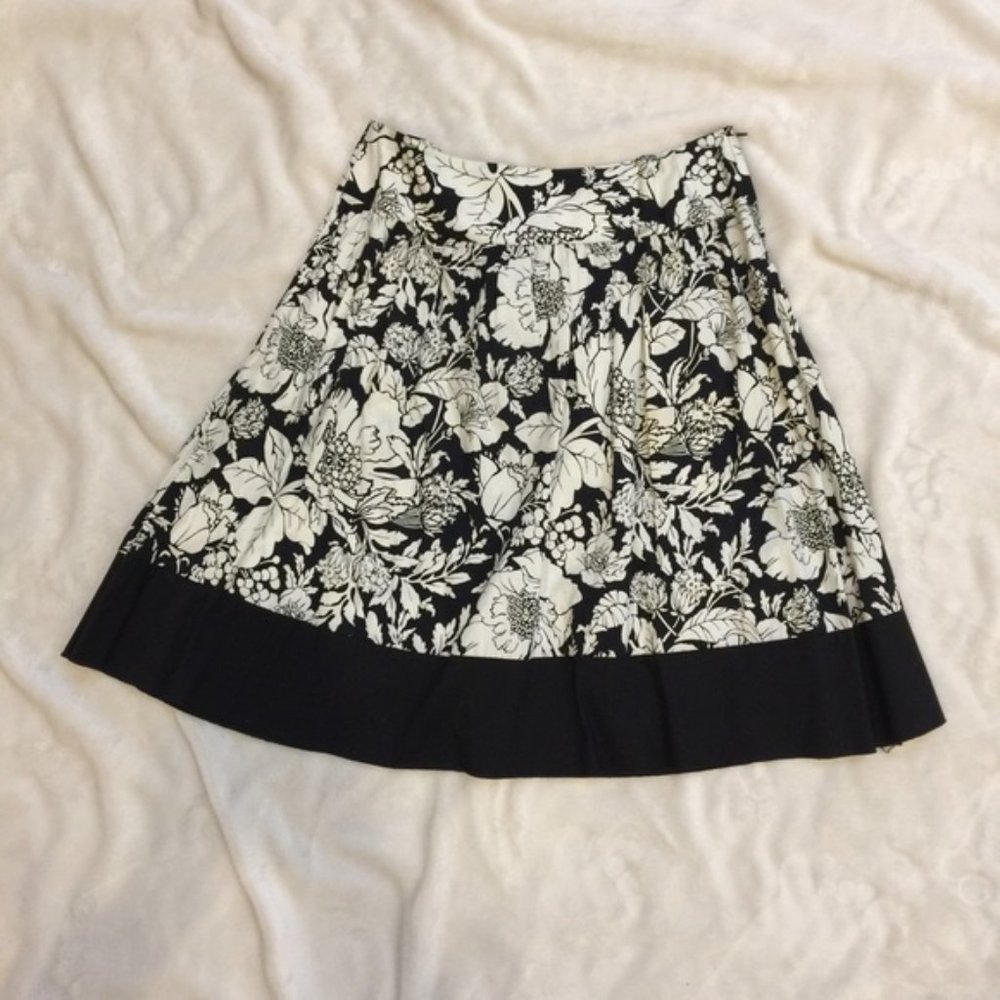 Forever 21 summer Black & White Floral skirt-size S